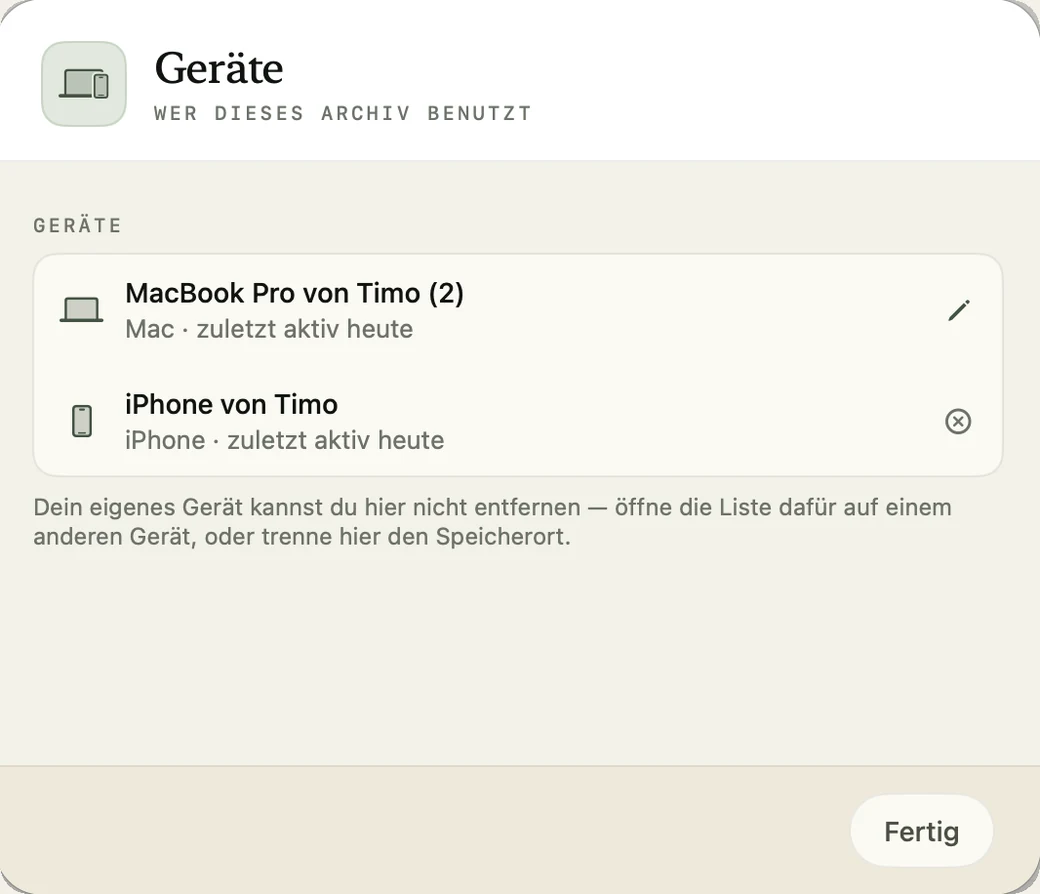 Die Liste „Geräte — wer dieses Archiv benutzt“ mit einem MacBook Pro und einem iPhone, je mit Gerätetyp und „zuletzt aktiv heute“, dazu ein Stift zum Umbenennen und ein Kreuz zum Entfernen